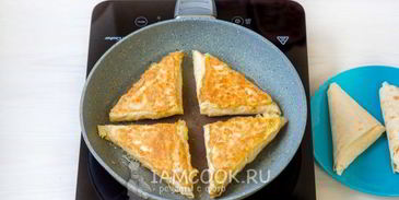 жареный лаваш с колбасой и сыром