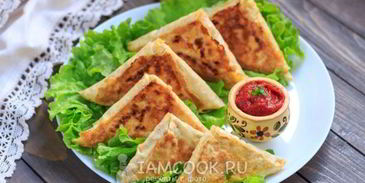 жареный лаваш с колбасой и сыром