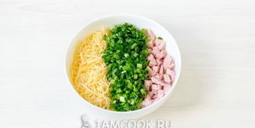 жареный лаваш с колбасой и сыром