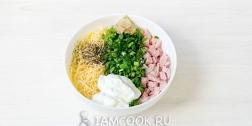 жареный лаваш с колбасой и сыром