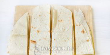 жареный лаваш с колбасой и сыром