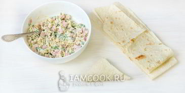 жареный лаваш с колбасой и сыром