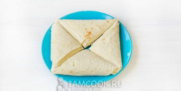 жареный лаваш с колбасой и сыром