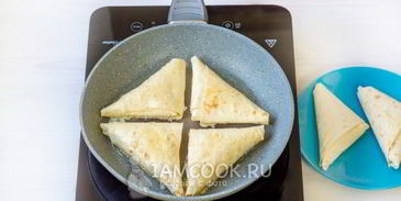 жареный лаваш с колбасой и сыром