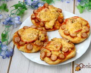 Дрожжевые лепешки с сосисками