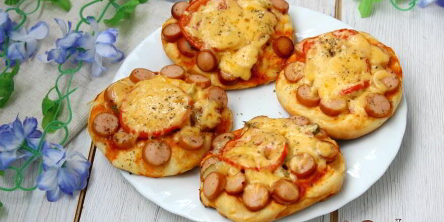 Рецепт дрожжевых лепешек с сосисками