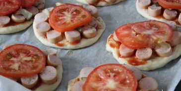 дрожжевые лепешки с сосисками