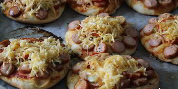 дрожжевые лепешки с сосисками