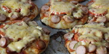 дрожжевые лепешки с сосисками