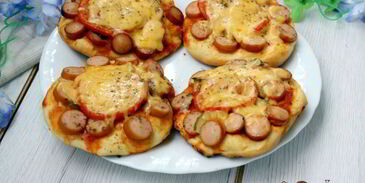 дрожжевые лепешки с сосисками