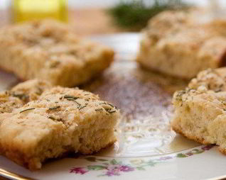 Фокачча с каменной солью и розмарином