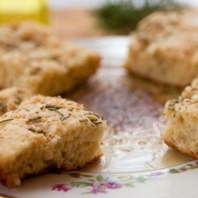 Фокачча с каменной солью и розмарином