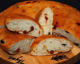 Фокачча с маслинами, вялеными помидорами и зеленью