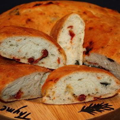 Фокачча с маслинами, вялеными помидорами и зеленью