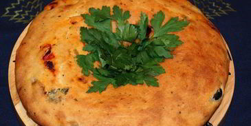 фокачча с маслинами, вялеными помидорами и зеленью