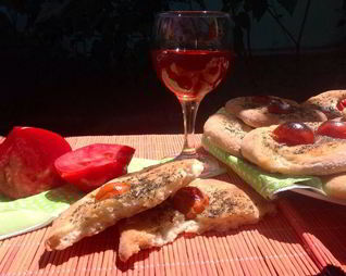 Фокачча с помидорами черри и итальянскими травами