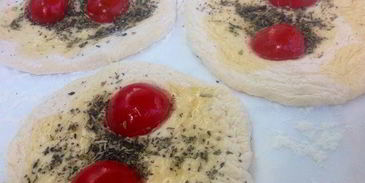 фокачча с помидорами черри и итальянскими травами