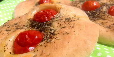 фокачча с помидорами черри и итальянскими травами