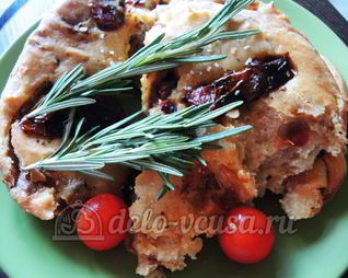 Фокачча с вялеными помидорами