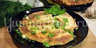 хрустящие лепешки с сыром и зеленым луком