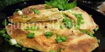 хрустящие лепешки с сыром и зеленым луком