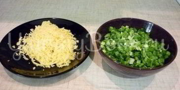 хрустящие лепешки с сыром и зеленым луком