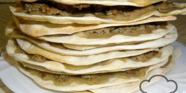 ламаджо — армянские хрустящие лепешки прослоенные мясным фаршем