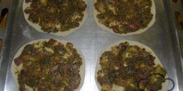 ламаджо — армянские хрустящие лепешки прослоенные мясным фаршем