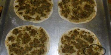 ламаджо — армянские хрустящие лепешки прослоенные мясным фаршем