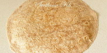 лавашевые лепешки из цельнозерновой муки с брынзой и зеленью