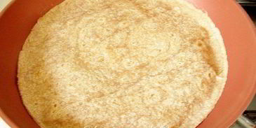 лавашевые лепешки из цельнозерновой муки с брынзой и зеленью