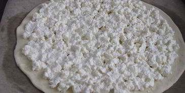 лепешка с моцареллой, фетой и орегано