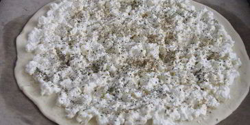 лепешка с моцареллой, фетой и орегано