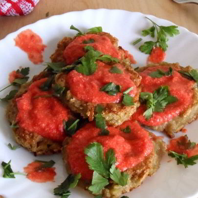 Лепешки из баклажана с оригинальным соусом