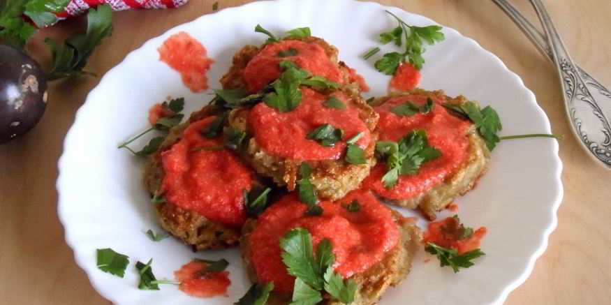 Рецепт лепешек из баклажана с оригинальным соусом