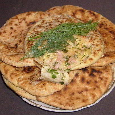 Лепешки с брынзой, сыром, ветчиной и зеленью