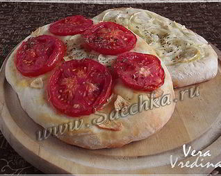 Лепешки с луком и помидорами