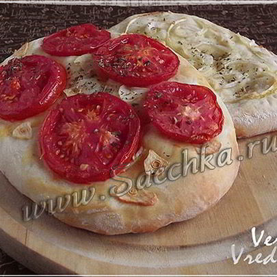 Лепешки с луком и помидорами