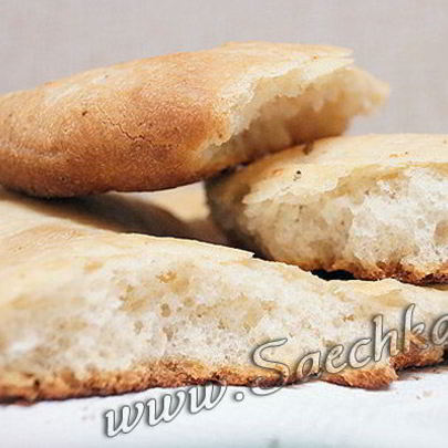 Сырная фокачча с чесноком и травами