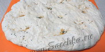 сырная фокачча с чесноком и травами