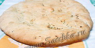 сырная фокачча с чесноком и травами