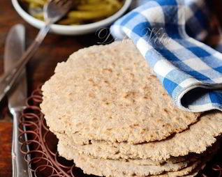 Тонкие пшенично-ржаные лепешки с орехами