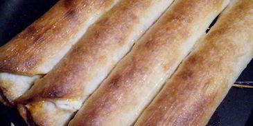 тортильи запеченные с сыром и колбасой