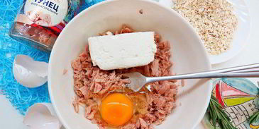 творожно-овсяные лепешки с тунцом