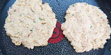 творожно-овсяные лепешки с тунцом