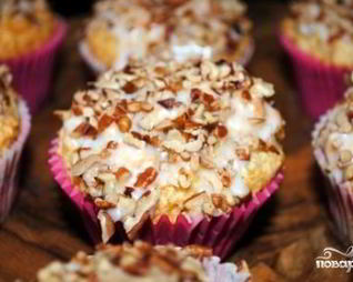 Банановые маффины с орехами