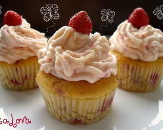 Клубничные маффины с клубничным кремом