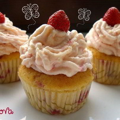 Клубничные маффины с клубничным кремом