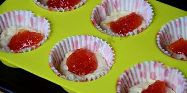 маффины на кефире с джемом в формочках