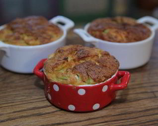 Маффины с кабачком, фетой и зеленым луком